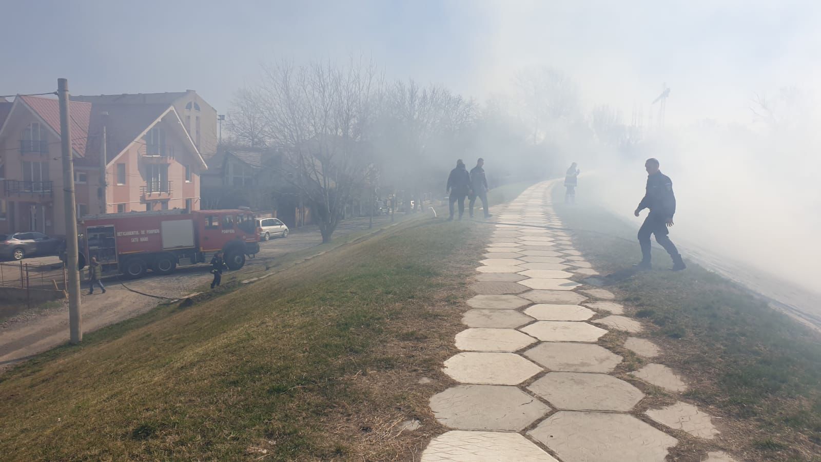 FOTO/VIDEO. Incendiu de amploare pe dig, în municipiul Satu Mare. Fumul, vizibil de la km distanță
