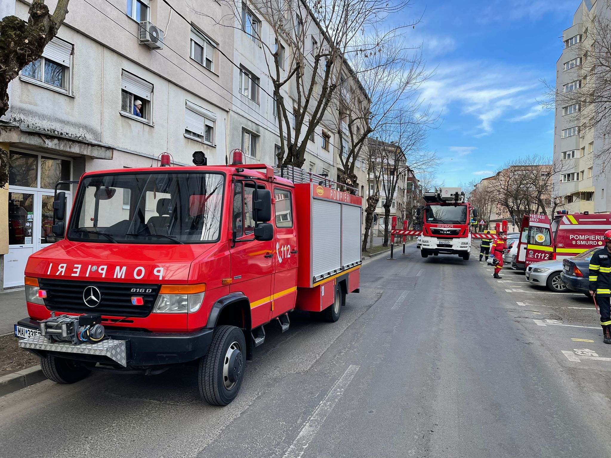 FOTO. Vârstnic blocat în apartament. Pompierii au intervenit salvator în Micro 16