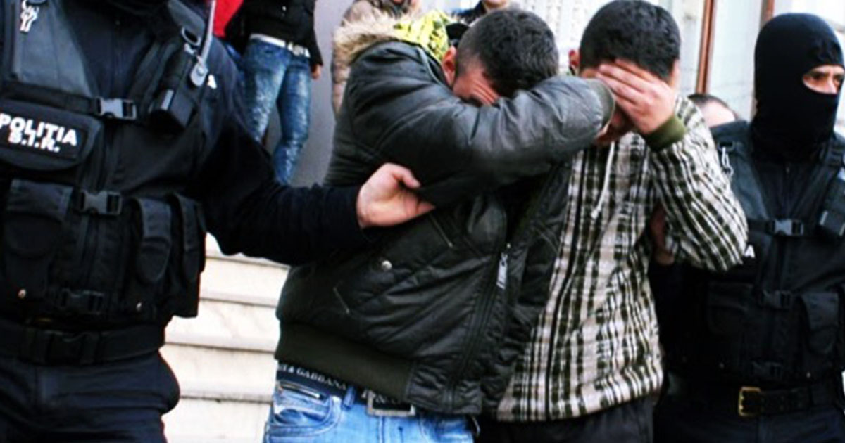 Sătmăreni bătăuși, prinși de polițiștii din județul vecin. Au lovit un doi tineri cu pumnii și picioarele