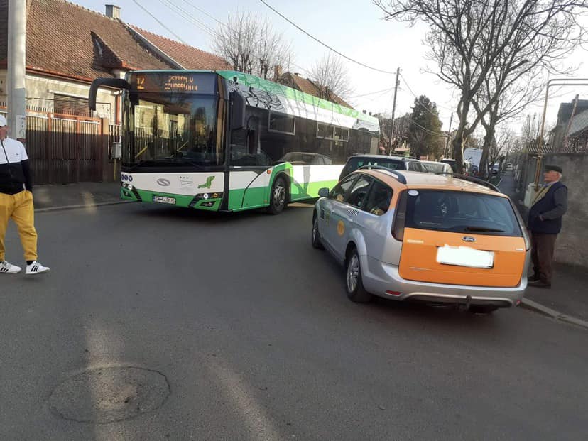 FOTO. Mașini ridicate de pe o stradă din Satu Mare, după ce au blocat circulația autobuzelor