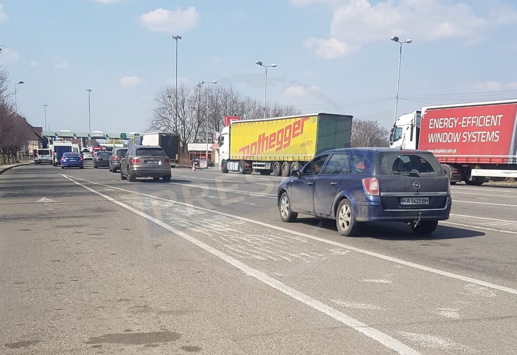 TIR oprit la Vama Petea și întors înapoi spre Ungaria. Interzis în România