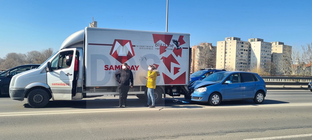 FOTO. Accident pe Podul Decebal. O șoferiță a intrat cu mașina în duba unei firme de curierat