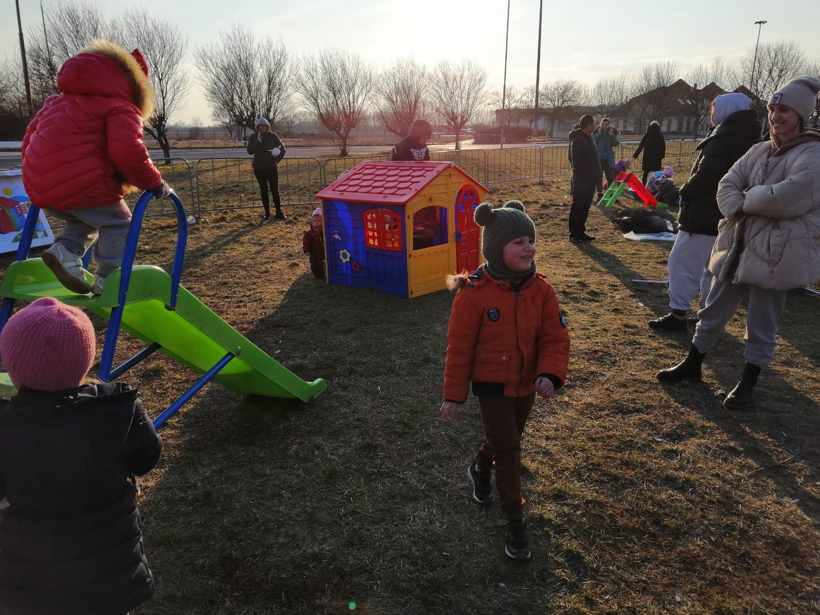 FOTO/VIDEO. Loc de joacă pentru copiii din Ucraina, în Vama Petea. România, model de bunătate!