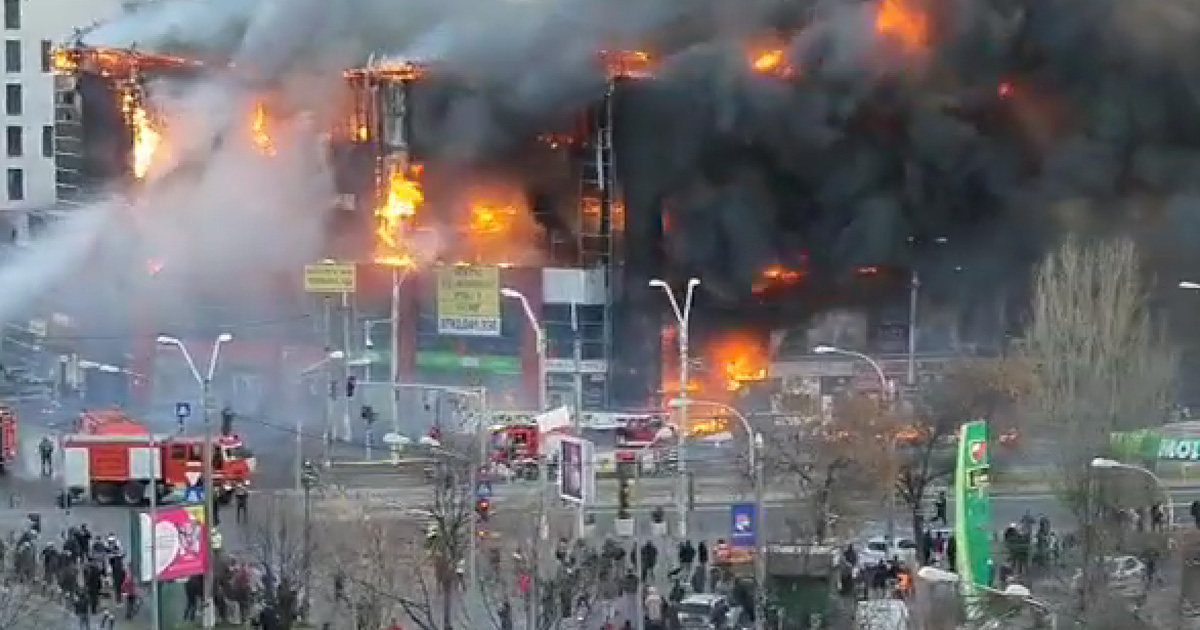 VIDEO. Incendiu puternic la un centru comercial din Capitală. Flăcările s-au extins rapid