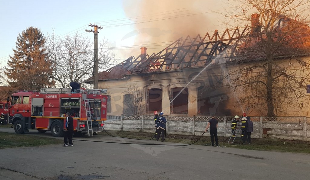 FOTO/VIDEO. Un individ a dat foc unei școli din județul Satu Mare. Poliția îl caută