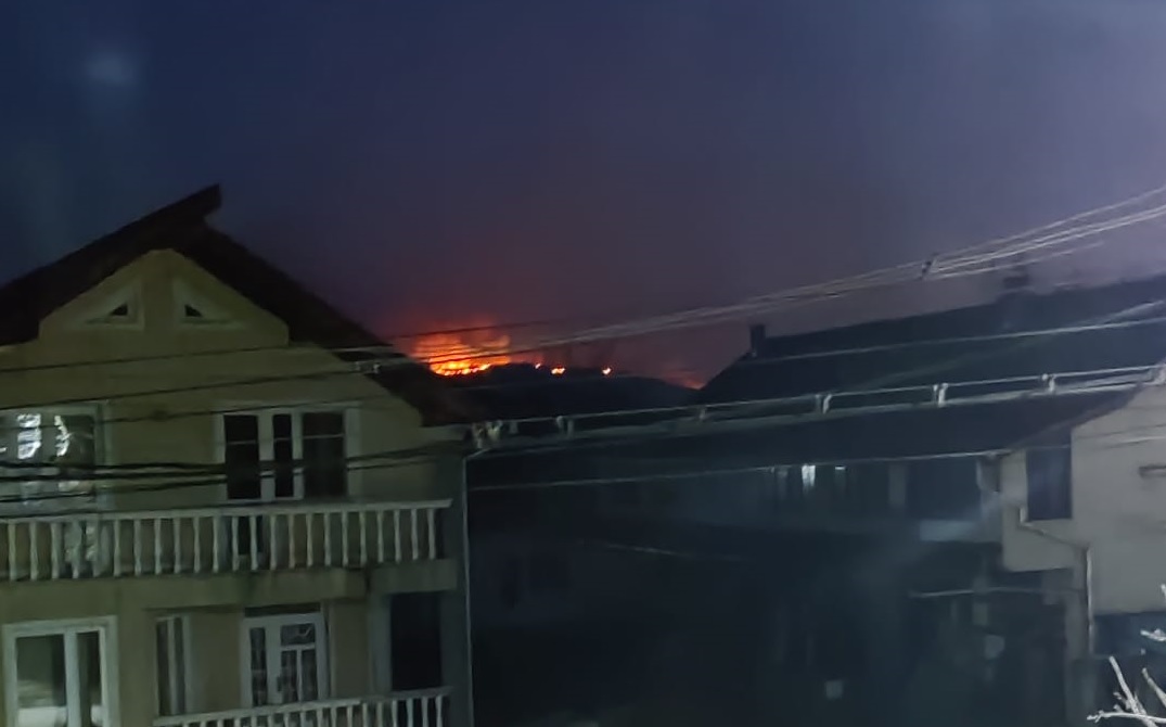 FOTO. Incendii de amploare de dealurile Oașului. Vizibile de la kilometri distanță