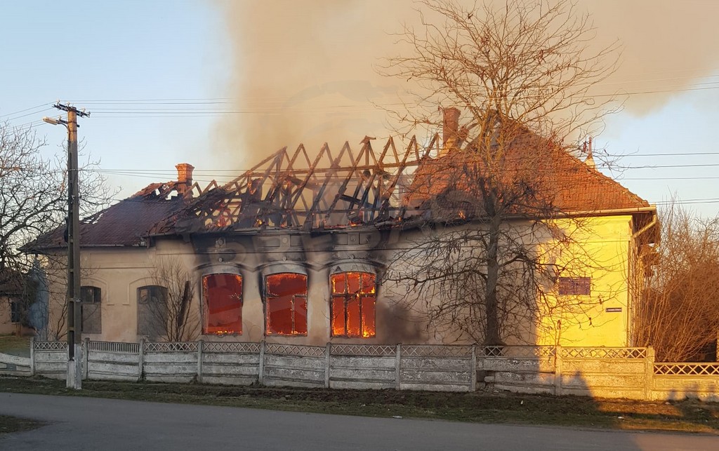 FOTO/VIDEO. Scoală cuprinsă de flăcări în județul Satu Mare. A fost distrusă