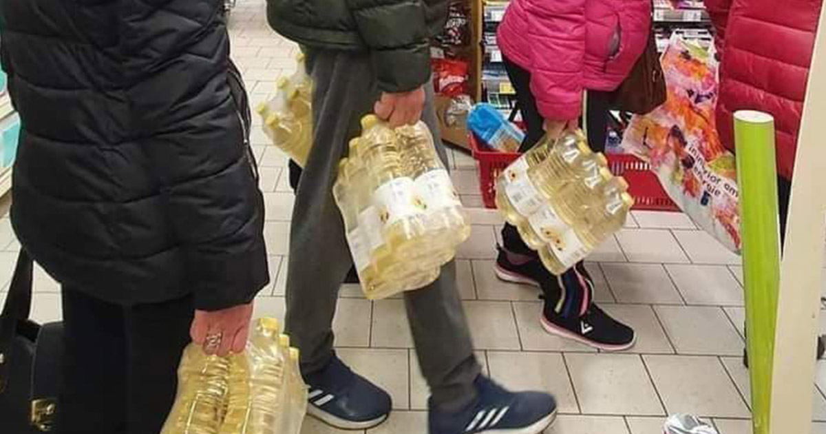 FOTO. După nebunia din benzinării, sătmărenii cumpără uleiul cu baxurile