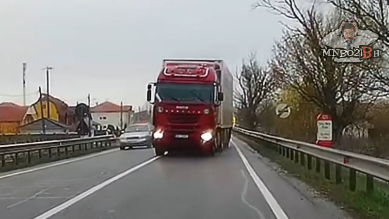 VIDEO. Pericol de moarte în județ. Un TIR, la un pas să spulbere o mașină