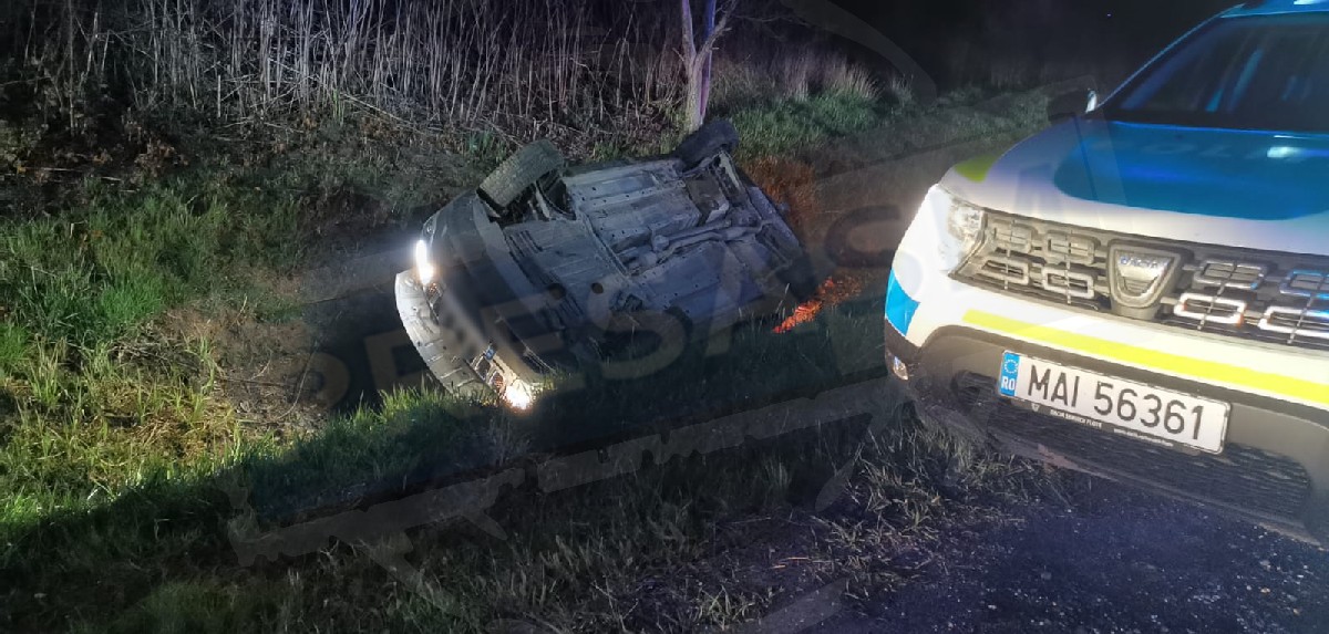 FOTO. Mașină răsturnată în șanț, în județul Satu Mare. Copii încarcerați
