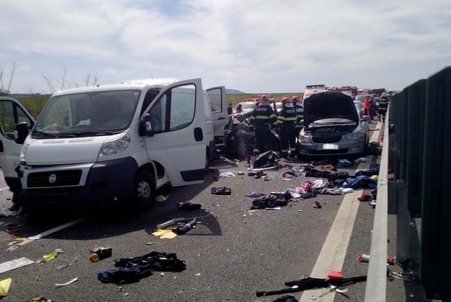 FOTO. Accident cumplit în țară. Trei morți, inclusiv un copil de doi ani. Șase mașini s-au izbit violent