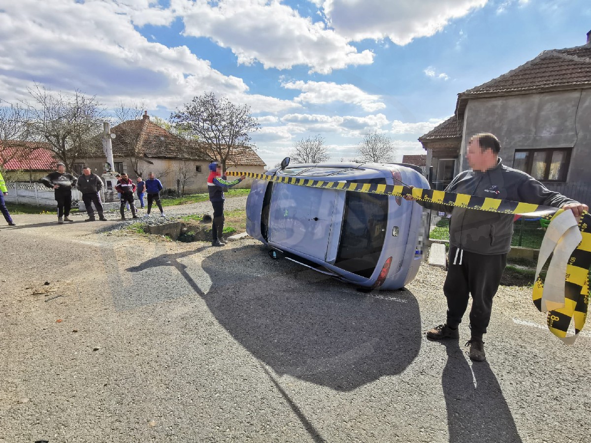 FOTO. Accident ca-n filme în județ. Mașină răsturnată, șoferiță începătoare la Urgență