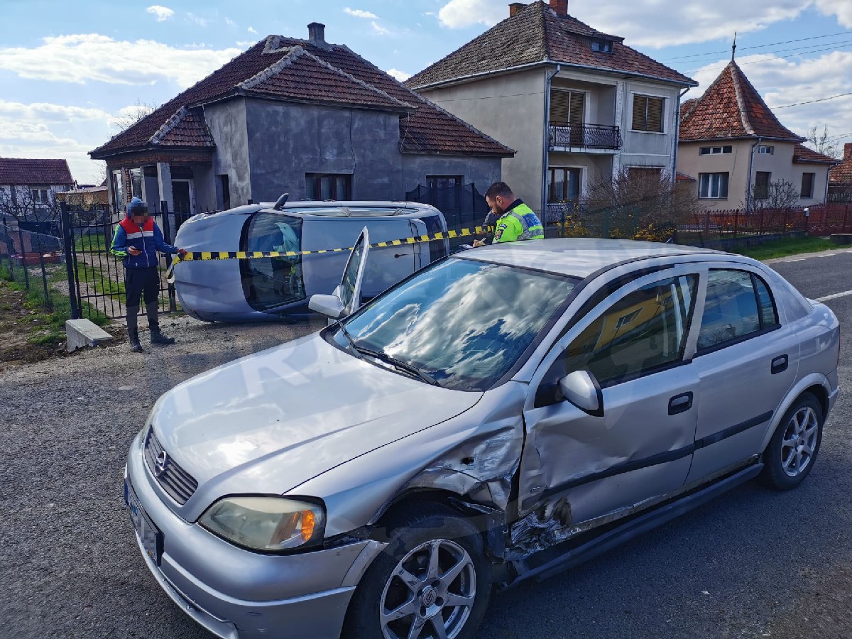 FOTOGALERIE. Șoferiță începătoare, la originea unui accident. Mașină răsturnată pe șosea