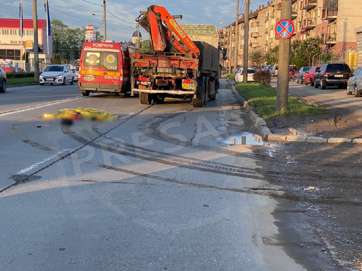 FOTOGALERIE. Accident mortal pe Drumul Botizului. Biciclist spulberat de un camion