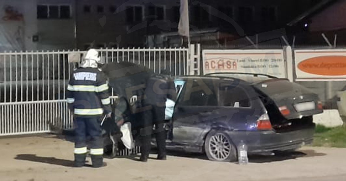 FOTOGALERIE. O tânără a spulberat tot cu mașina și a fugit! Accident în Satu Mare