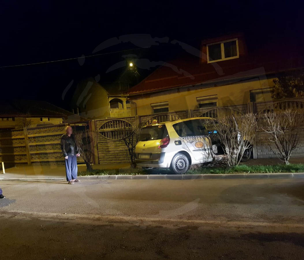 FOTO. Beat pulbere și drogat, un taximetrist s-a oprit cu mașina în gard, în Satu Mare