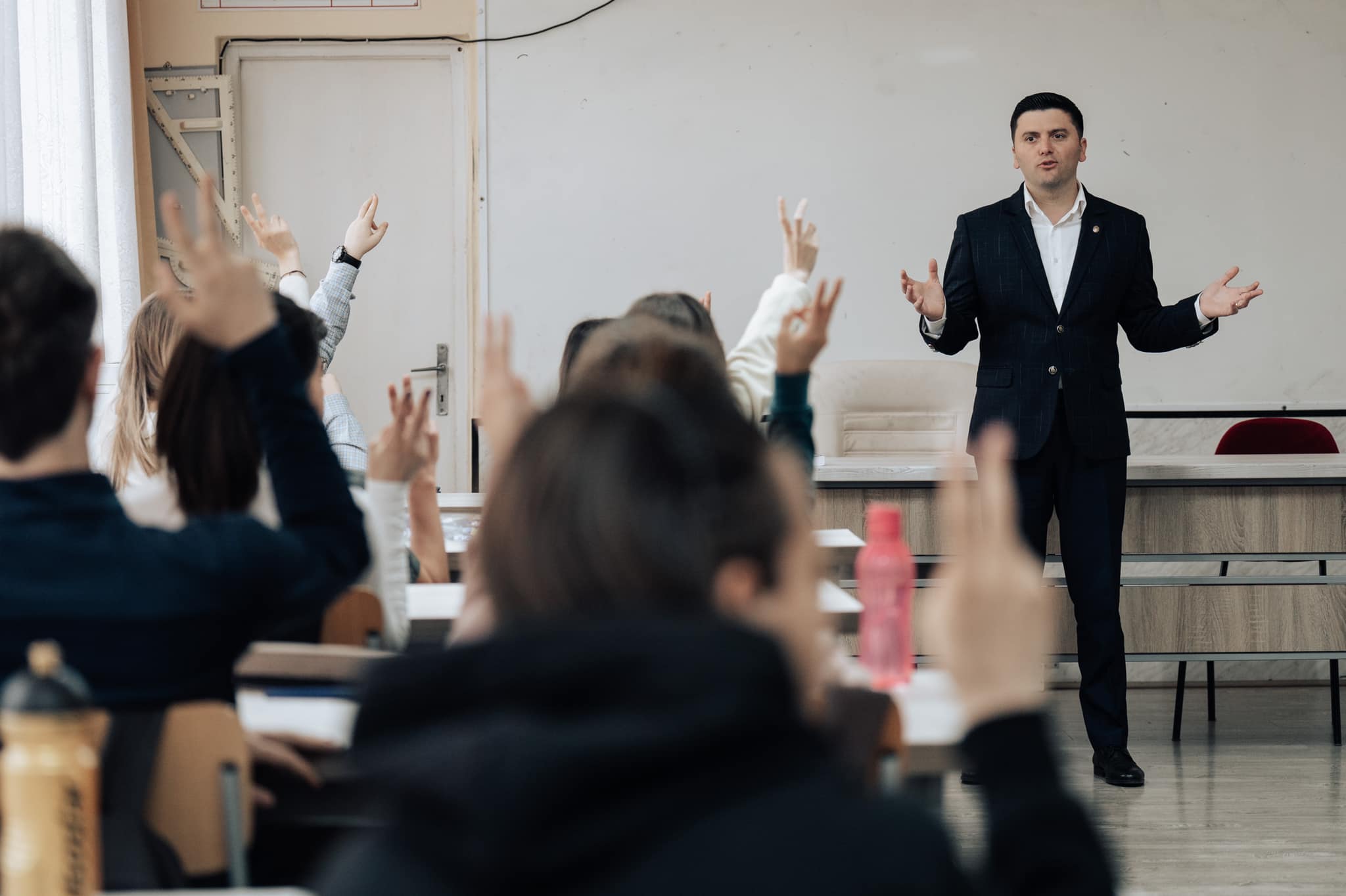FOTO. Deputatul avocat Adrian Cozma îi învață pe elevi să-și apere drepturile
