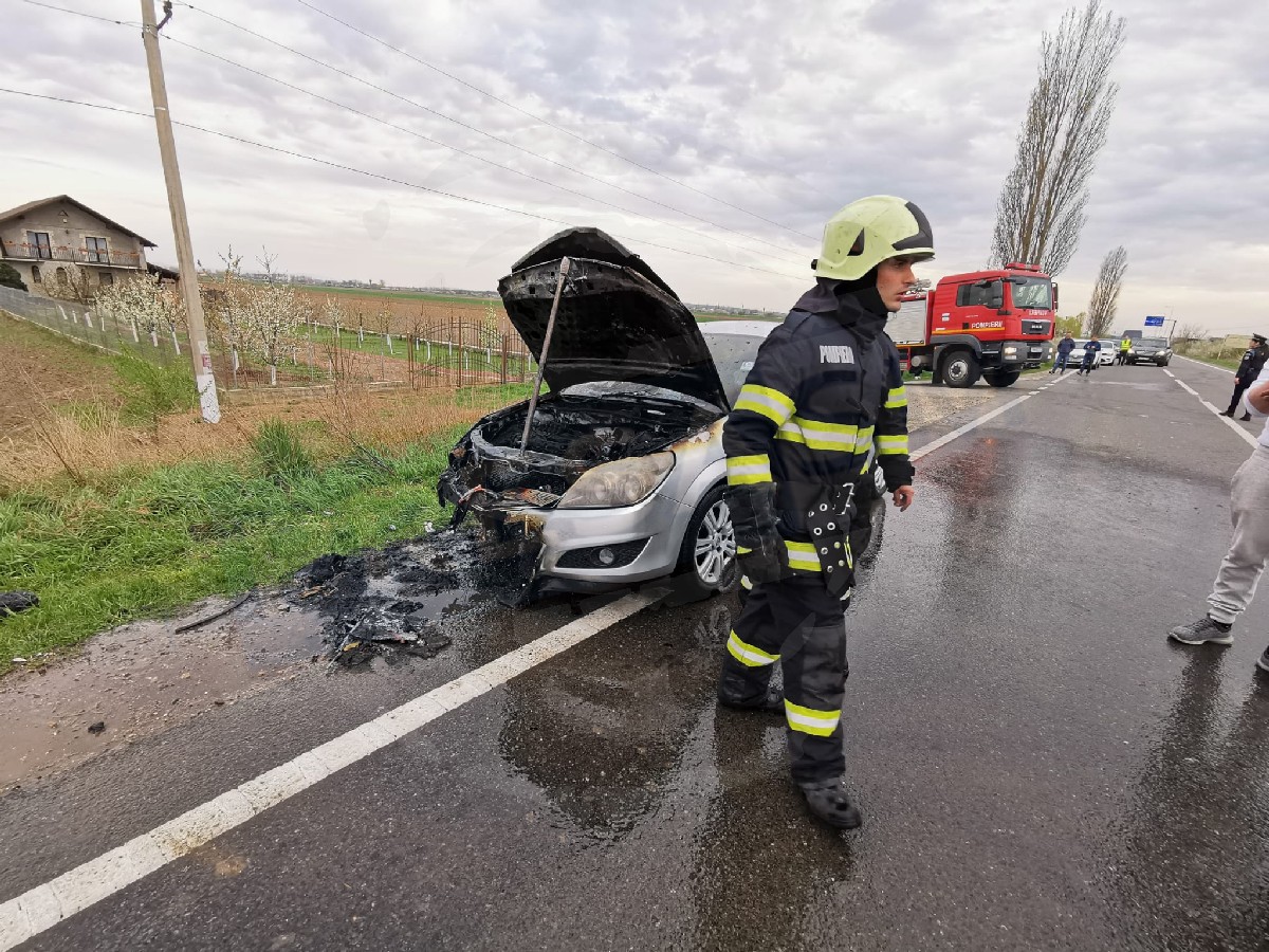 FOTOGALERIE. Mașină în flăcări în Satu Mare. Exemplu de solidaritate al șoferilor care au sărit să ajute