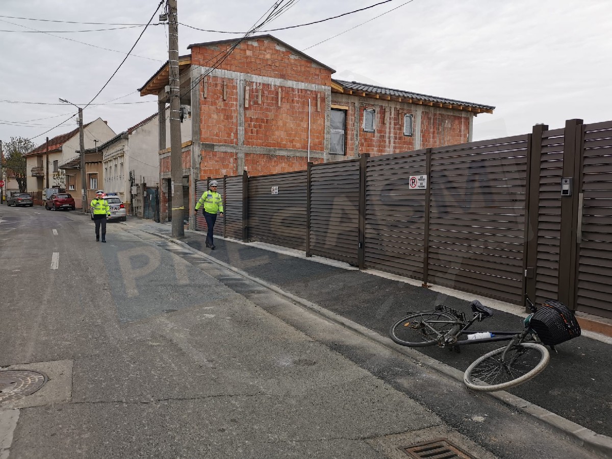 FOTO. Biciclistă rănită grav în Satu Mare. S-a dezechilibrat și s-a lovit de o țeavă de gaze