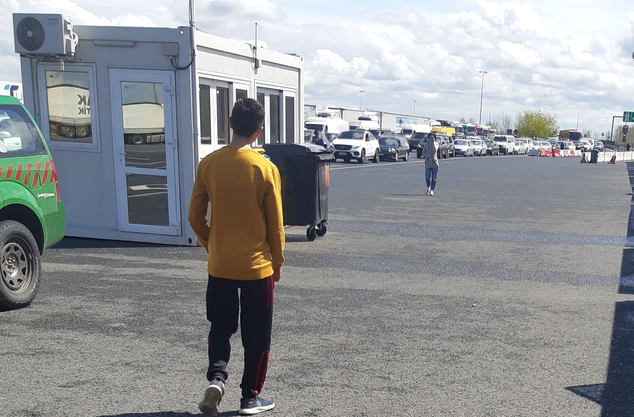 FOTO. Copil român, "uitat" într-o parcare din Ungaria, fără telefon și fără documente