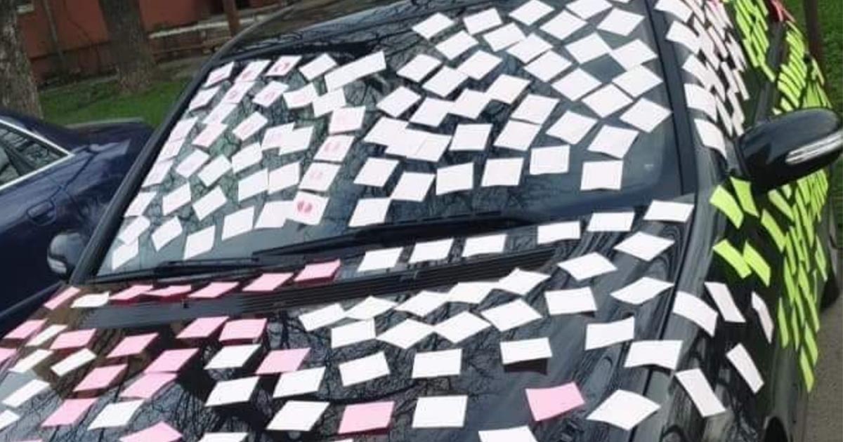 FOTO. Mașină tapetată cu bilețele de dragoste, într-un cartier din Satu Mare