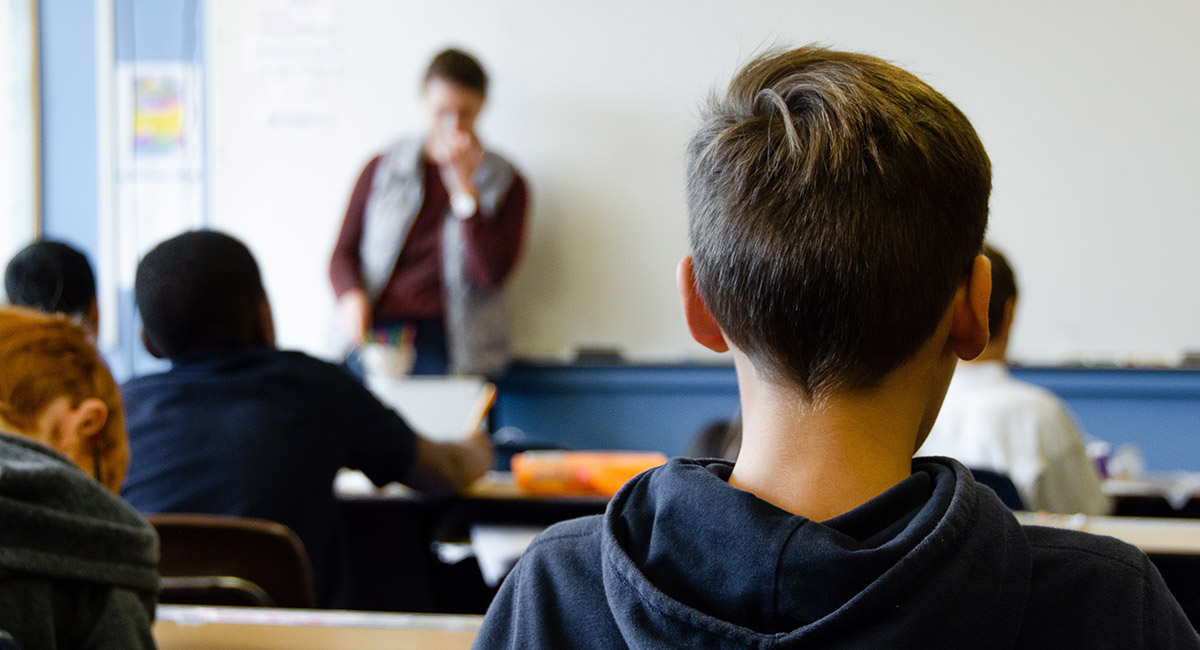 Elevă (11 ani) a fugit de la școală, din Carei, ca să se culce cu un tânăr. Acesta a fost condamnat