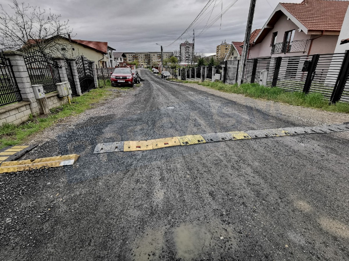 FOTOGALERIE. Limitatoare de viteză pe o stradă cu pietriș, plină cu gropi, în Satu Mare