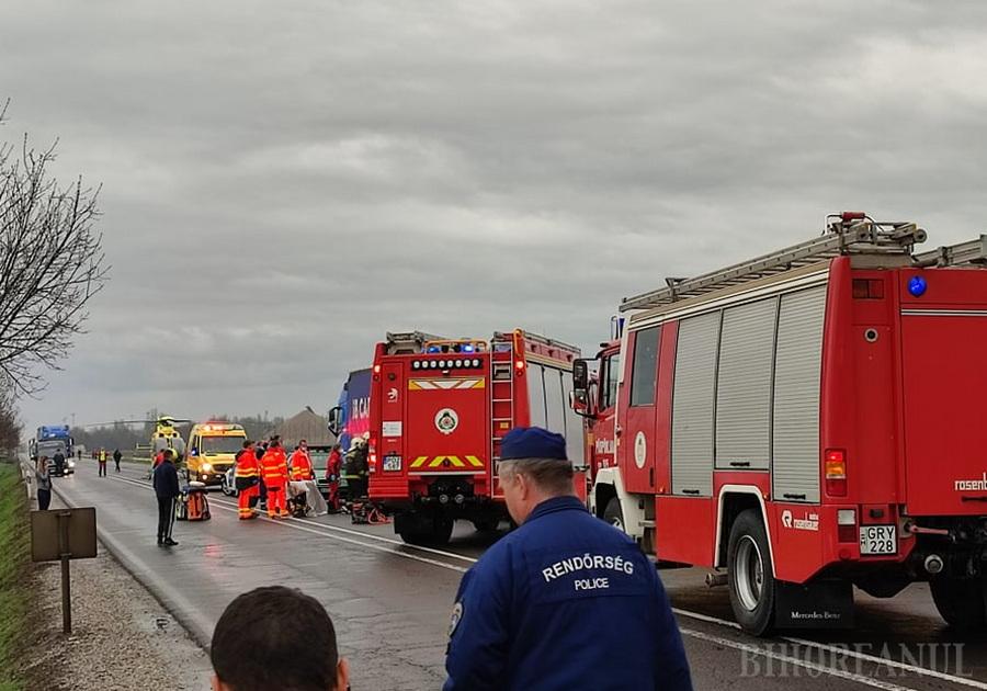 FOTO. Accident grav în Ungaria. Un microbuz și un TIR din România s-au ciocnit, șoferul a fost încarcerat