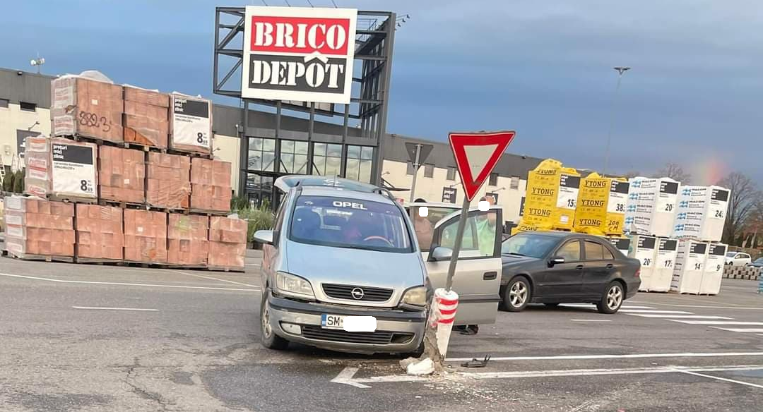 FOTO. Accident în parcare la Brico Depot Satu Mare. Mașină ”virată” în stâlp