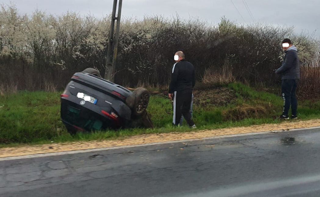 FOTO. Accidente în serie la ieșire din Odoreu. O mașină s-a răsturnat în șanț