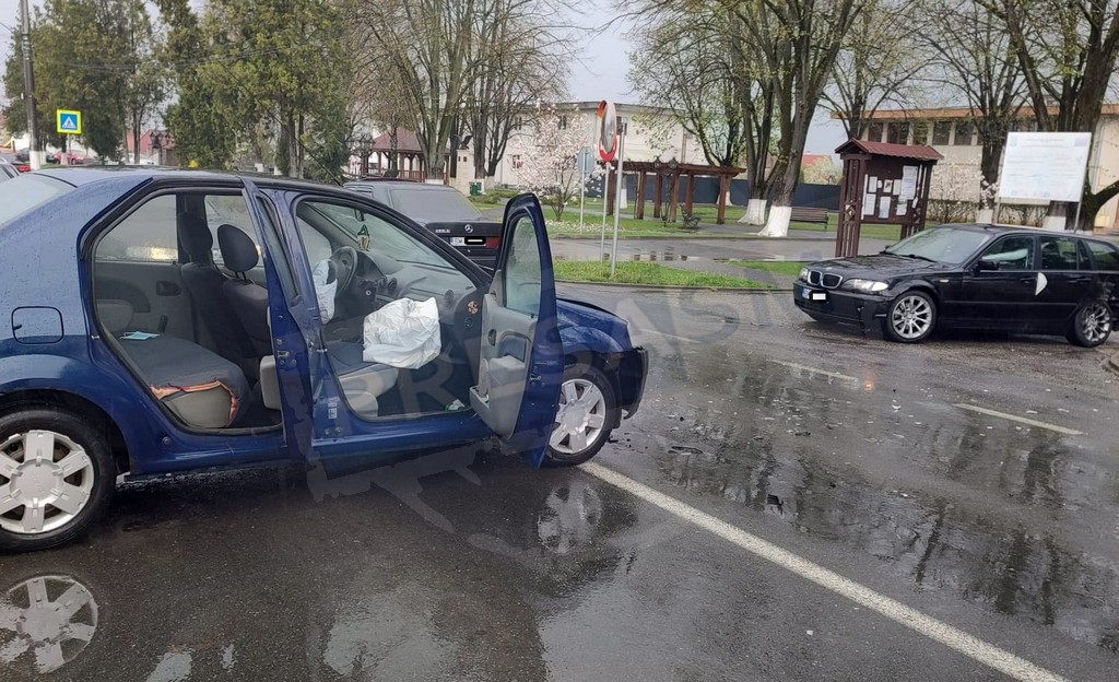 FOTO. Accident în centrul Odoreului. Impact puternic. Dacia vs BMW