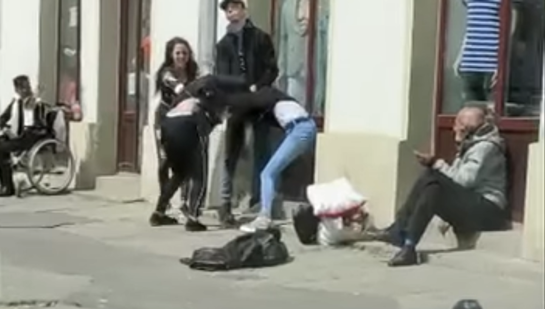 VIDEO. Trei femei s-au bătut în centrul municipiului Carei. Spectacol de prost gust
