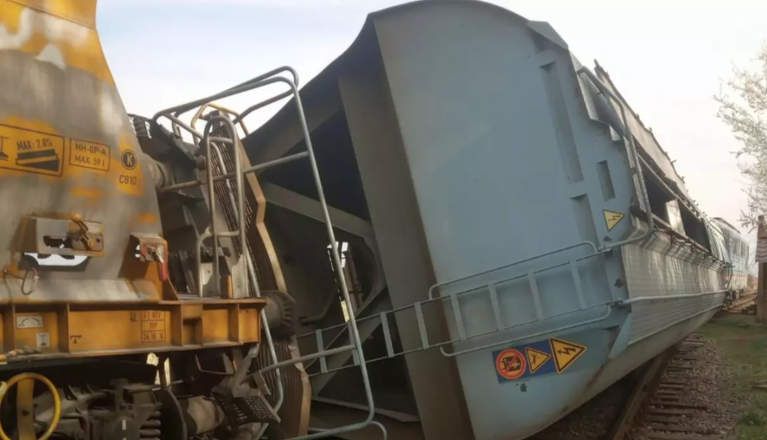 FOTO. Marfar răsturnat între Oradea și Satu Mare! Pasagerii trenurilor, preluați cu autobuzele