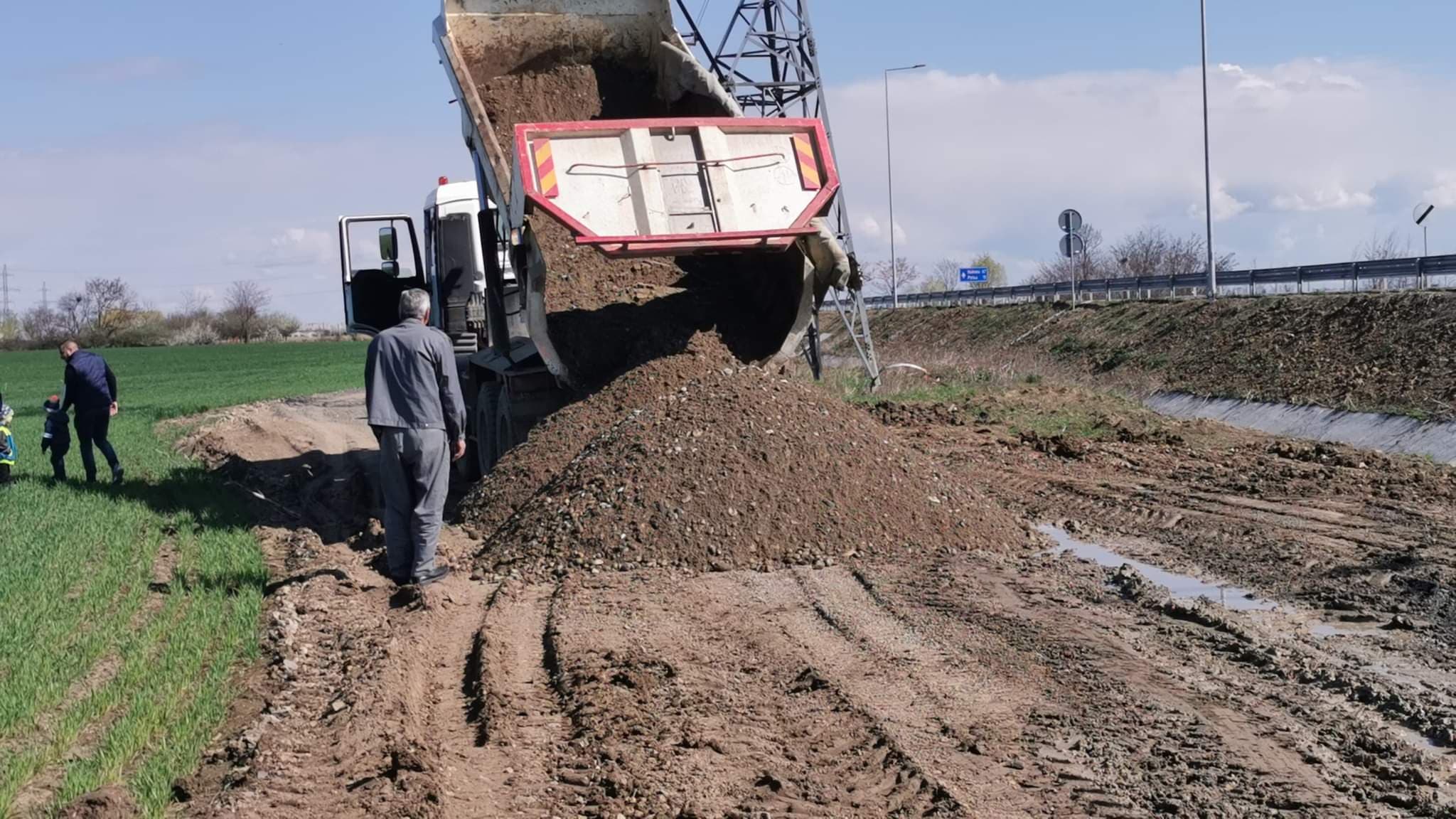 FOTO. Ajutor pentru Free Life. Deputatul Cozma a dus tone de piatră pe un drum desfundat