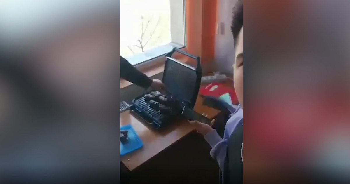 Au adus grill-ul la școală și au prăjit mici în clasă. Totul s-a întâmplat la un liceu din județul vecin