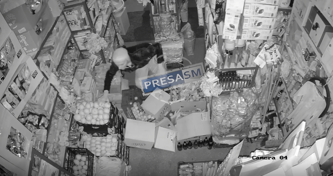 VIDEO. Un individ a dat zeci de spargeri la magazine. Surprins de camere