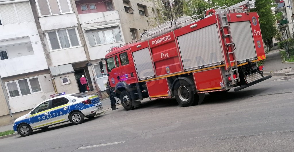 FOTO. Incendiu la etajul 3 al unui bloc din Cartierul Micro 16. Pompierii, în alertă