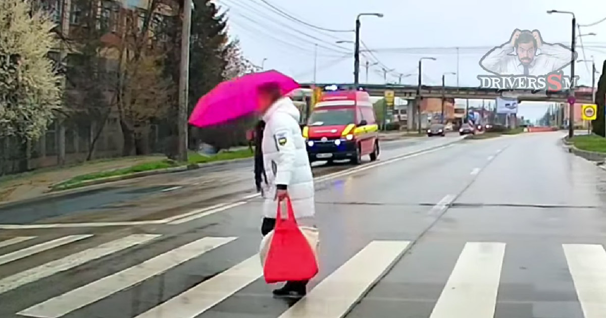 VIDEO. Păreri împărțite. Ce trebuie să facă pietonii când vine ambulanța