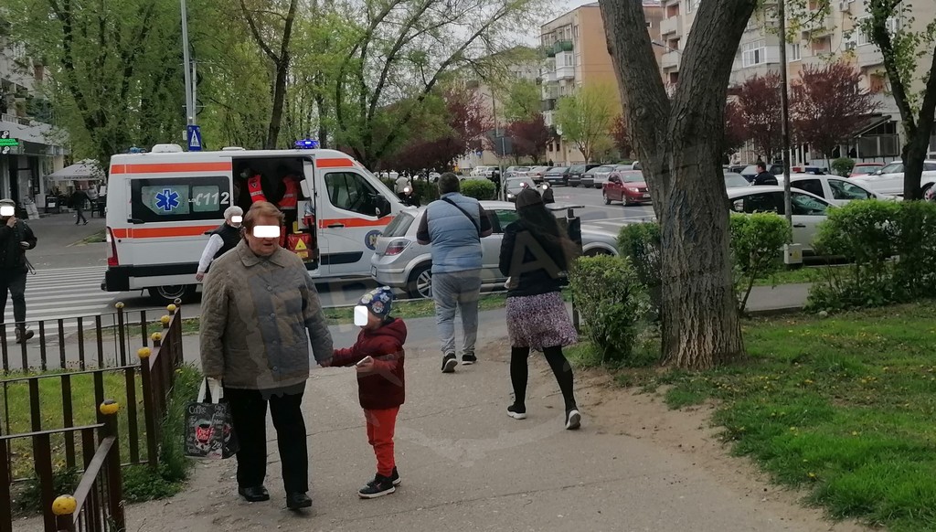 FOTO. Bărbat (45 ani) căzut pe stradă, în municipiul Satu Mare. Trecătorii au sărit în ajutorul lui