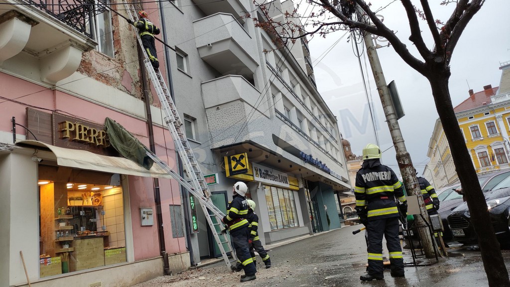 FOTO/VIDEO. Bilanțul pagubelor după vijelia din județ: Copaci și tencuială căzută, persoană electrocutată