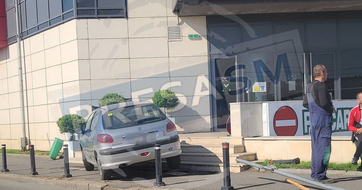 FOTO/VIDEO. O șoferiță a intrat cu mașina în mall-ul din Satu Mare. Poliția a finalizat ancheta