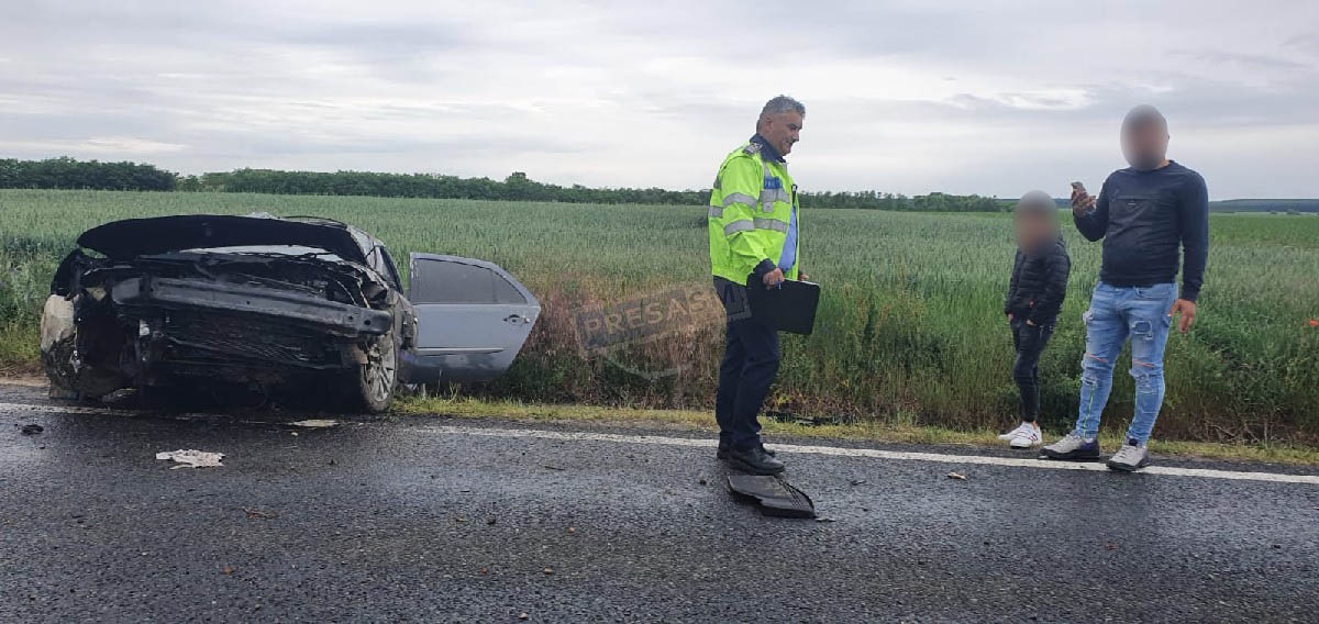 FOTO. Accident violent în județul Satu Mare. O mașină în șanț, pe câmp