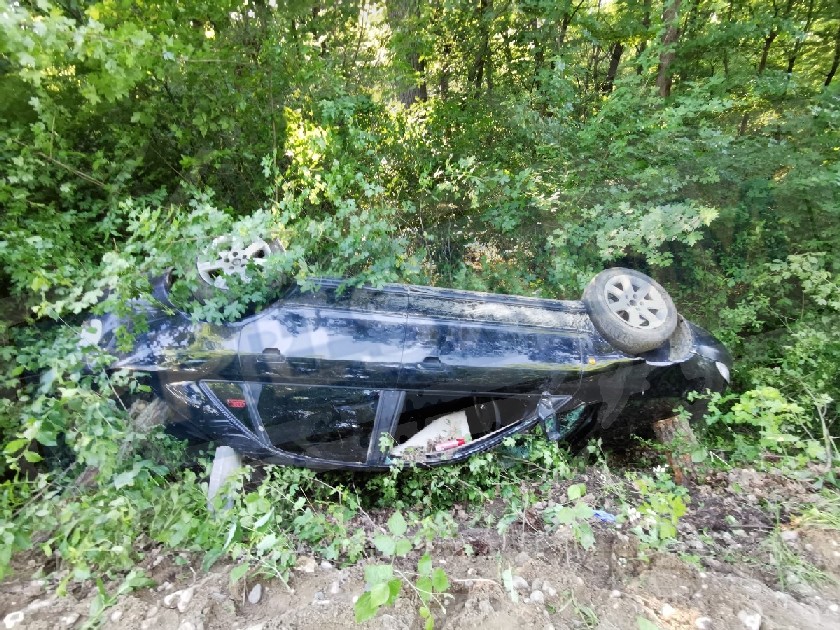 FOTO/VIDEO. Tânărul sătmărean care a ajuns cu mașina în șanț s-a ales cu dosar penal. El și pasagera, transportați la UPU
