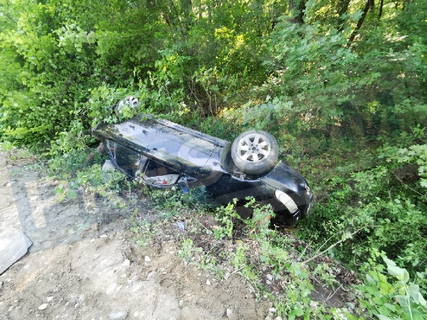 FOTO/VIDEO. Accident la Noroieni. Un tânăr șofer băut s-a răsturnat cu mașina. Două persoane rănite