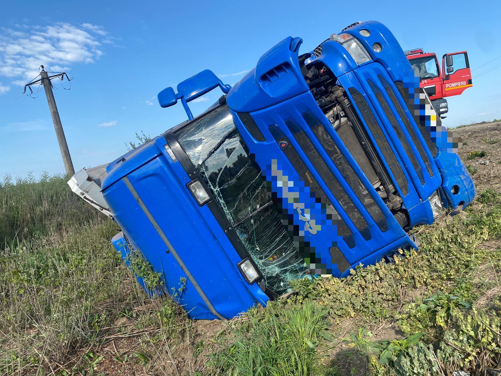 Fotógaléria. Felborult egy kamion Szatmár megyében