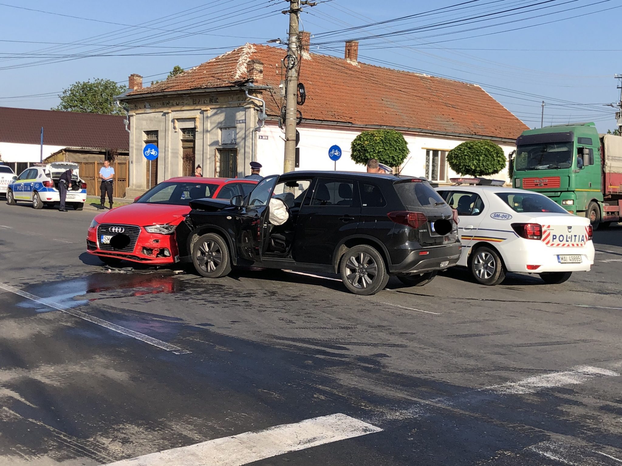 Fotó: Közlekedési baleset történt egy nagykárolyi útkereszteződésben. Egy személygépkocsi és egy egyterű ütközött