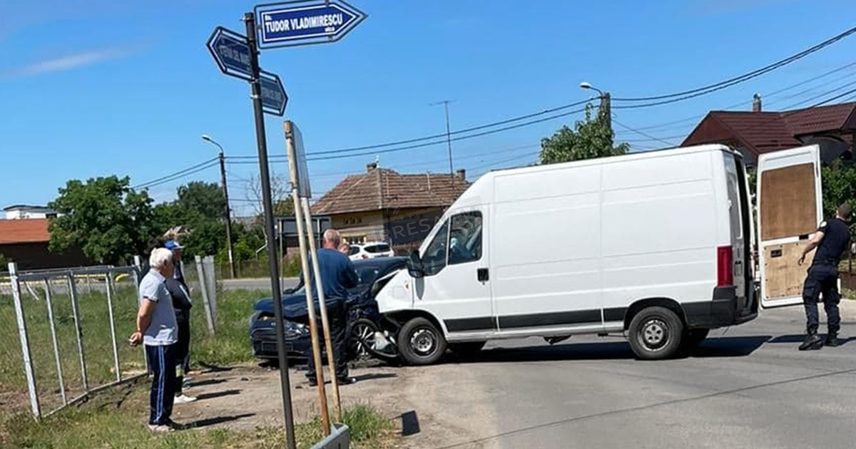 FOTO. Accident în zona ștrandului Tășnad. Mașină lovită de o dubă