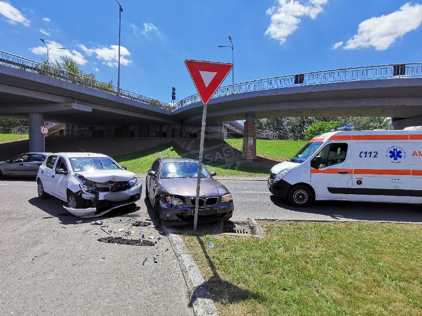 FOTO/VIDEO. Accident pe bulevardul Transilvania. Impact între un BMW și o Dacie