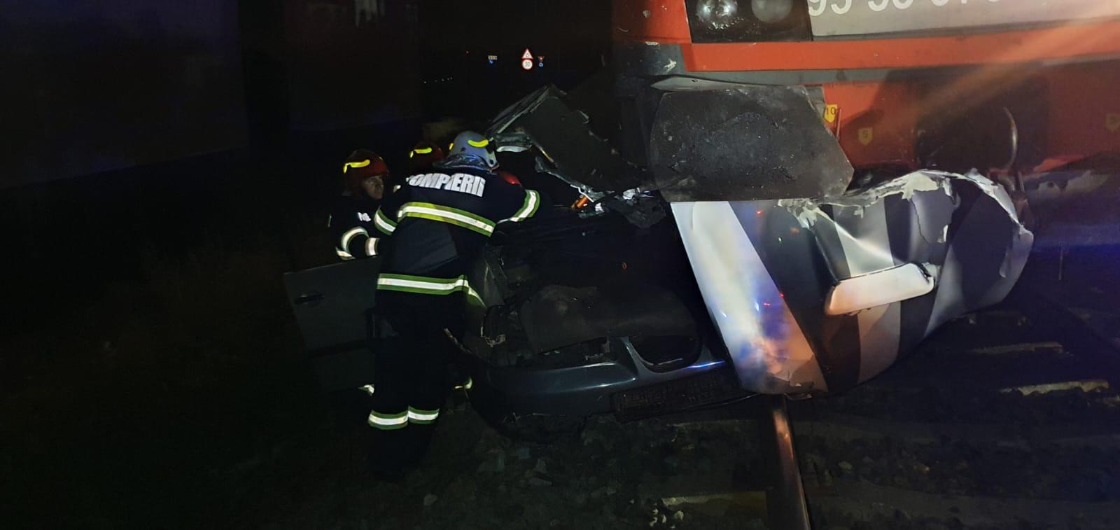 FOTO. Mașină lovită de tren, în Satu Mare. Un tânăr a decedat. Alte două persoane au fost rănite