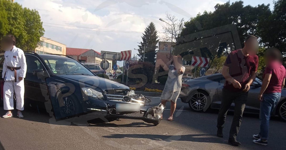 FOTO. Accident pe B-dul Lucian Blaga. Două Mercedes-uri s-au lovit, traficul afectat